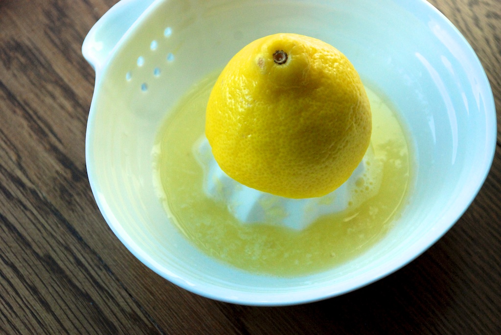 Squizing lemon
