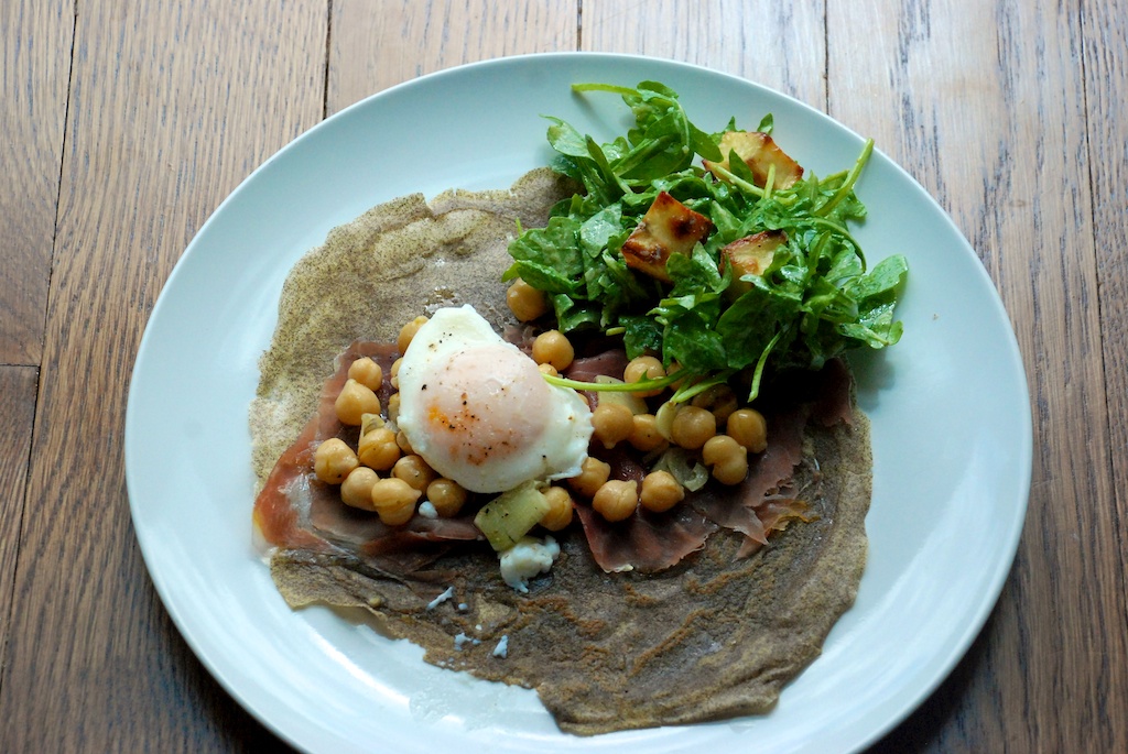 Crêpe with poached egg, chick peas and arugula