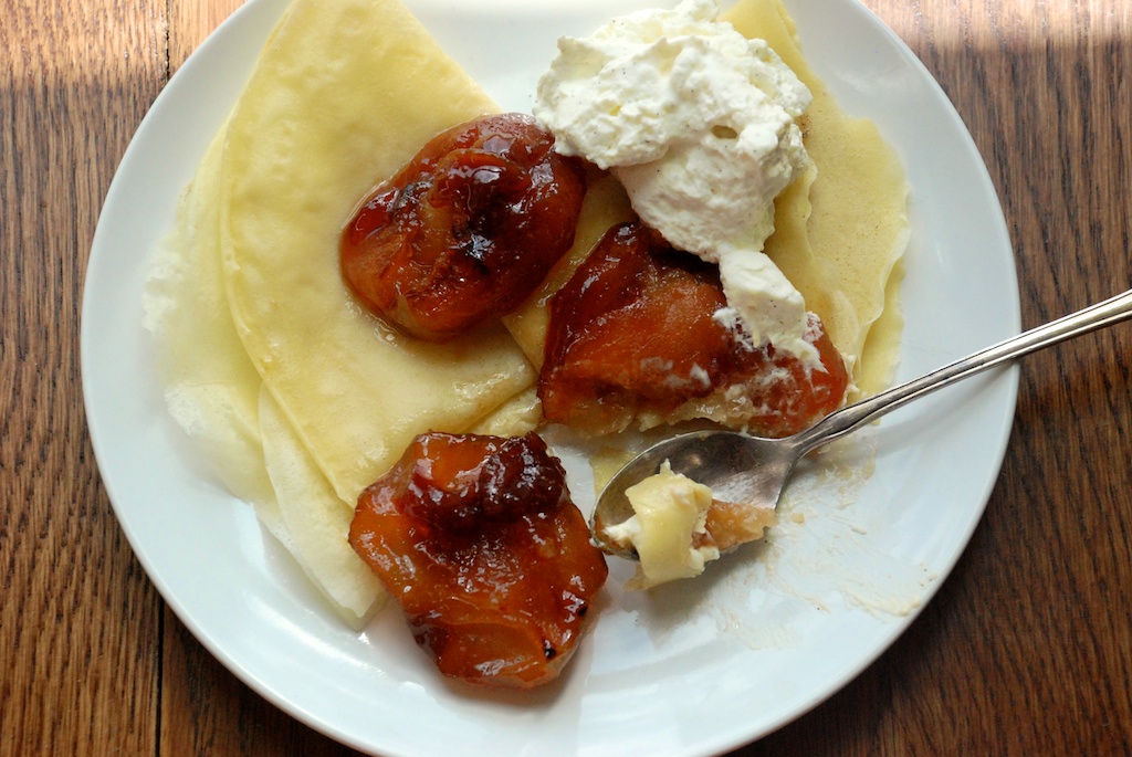Crêpe with tatin apples and whipped cream